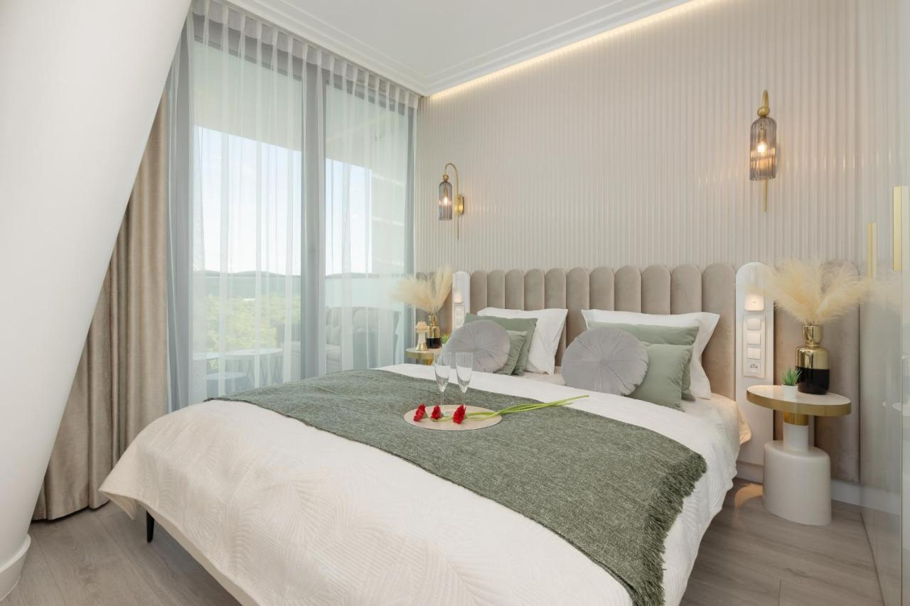 Apartment Royallux Waves & - Sea View From Balcony By Renters Prestige *