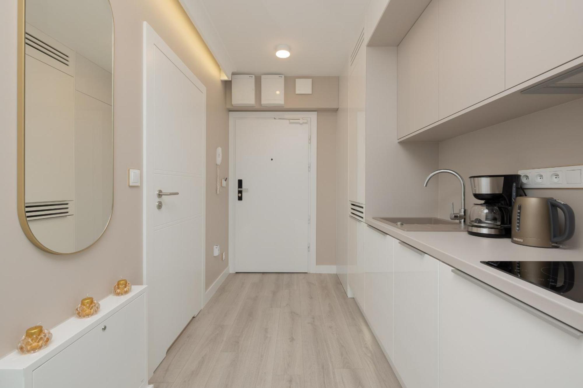 Royallux Waves & - Sea View From Balcony By Renters Prestige