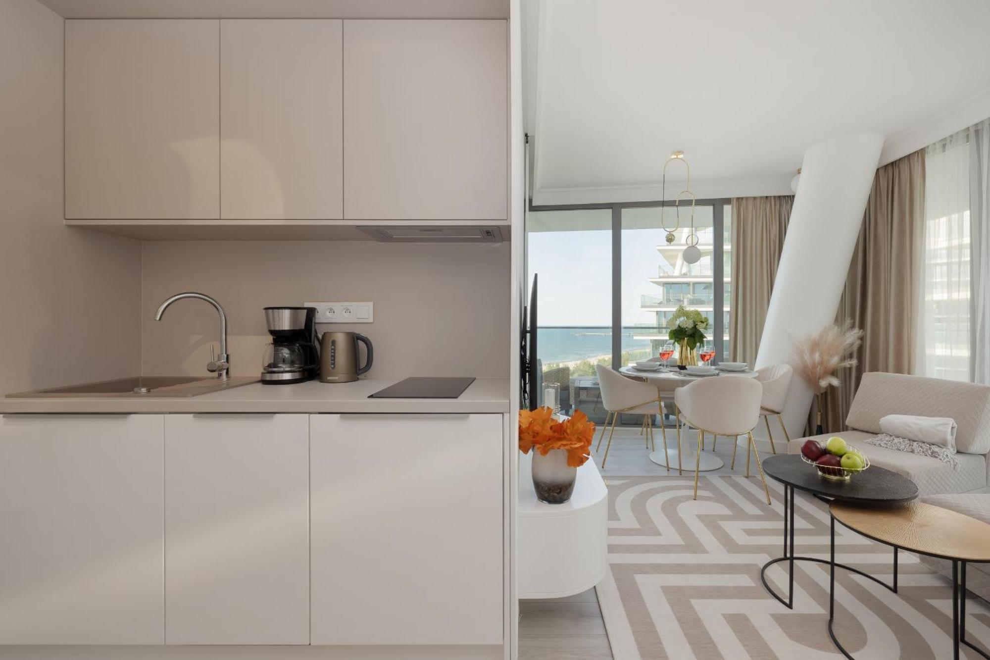 Royallux Waves & - Sea View From Balcony By Renters Prestige Apartment *