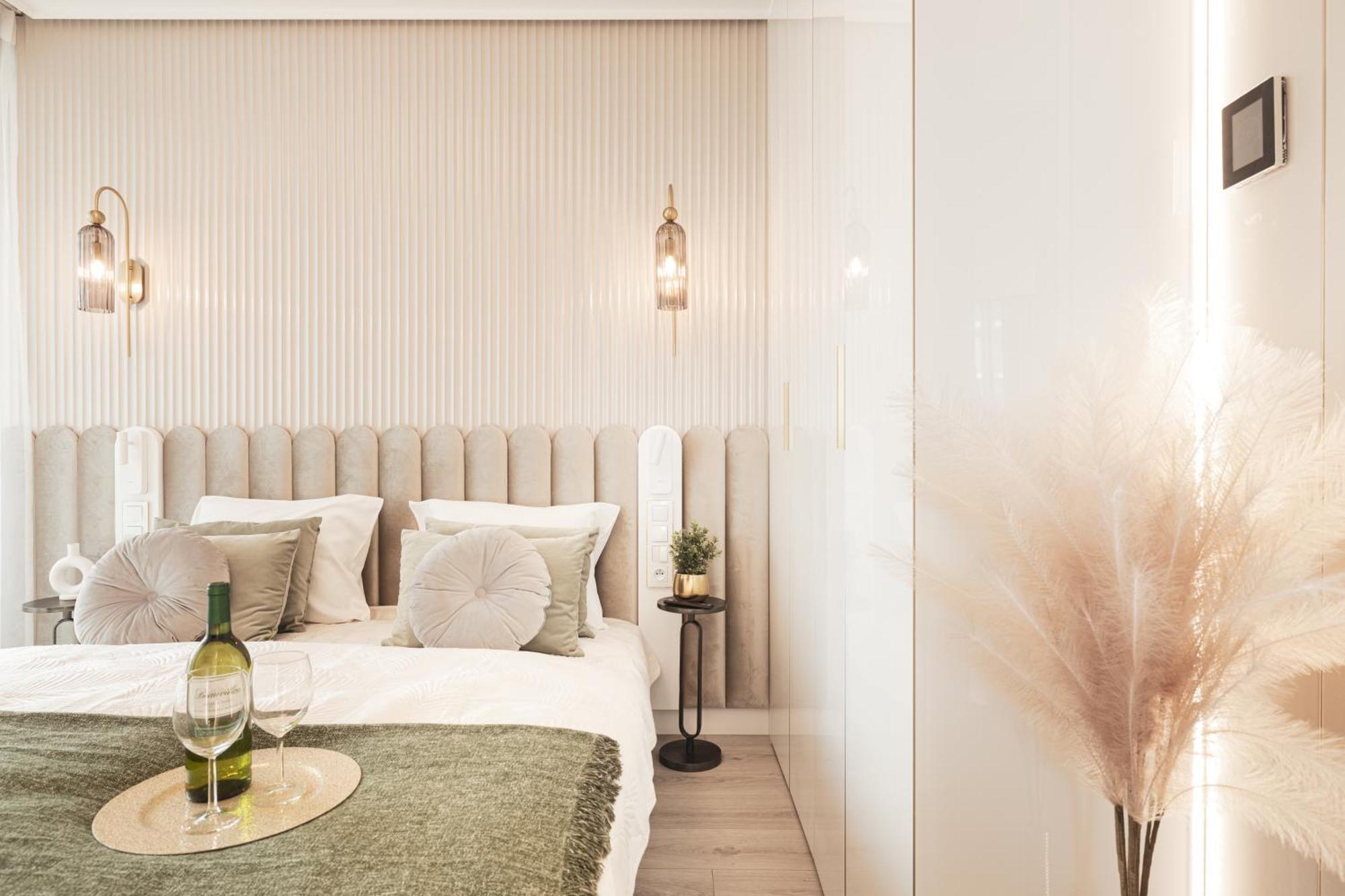 Royallux Waves & - Sea View From Balcony By Renters Prestige *