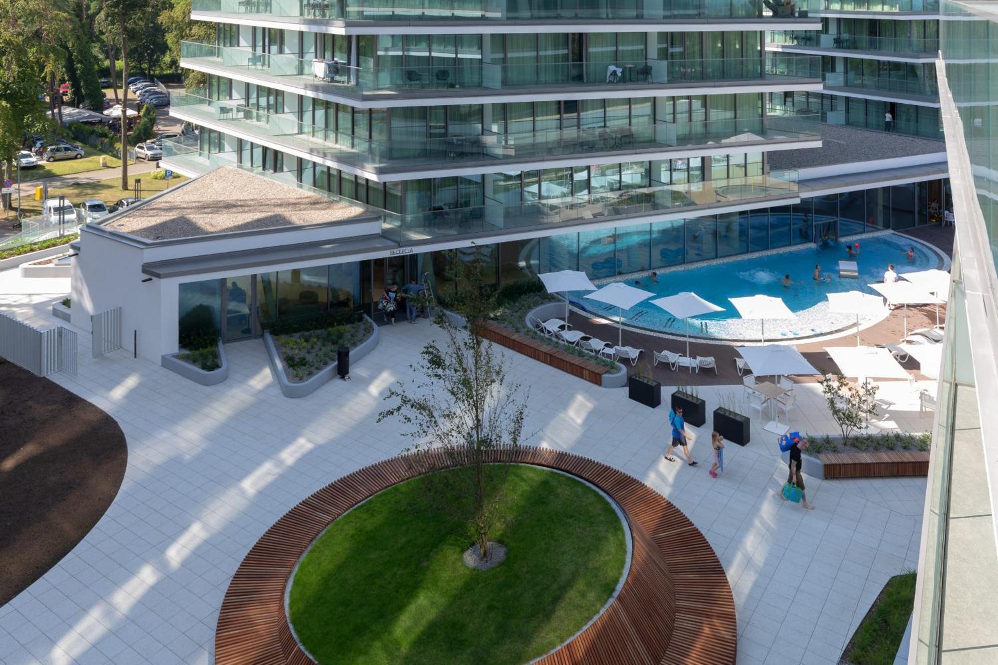 Royallux Waves & - Sea View From Balcony By Renters Prestige